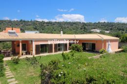 Espaçosa moradia V4 com grande terreno e muito potencial...